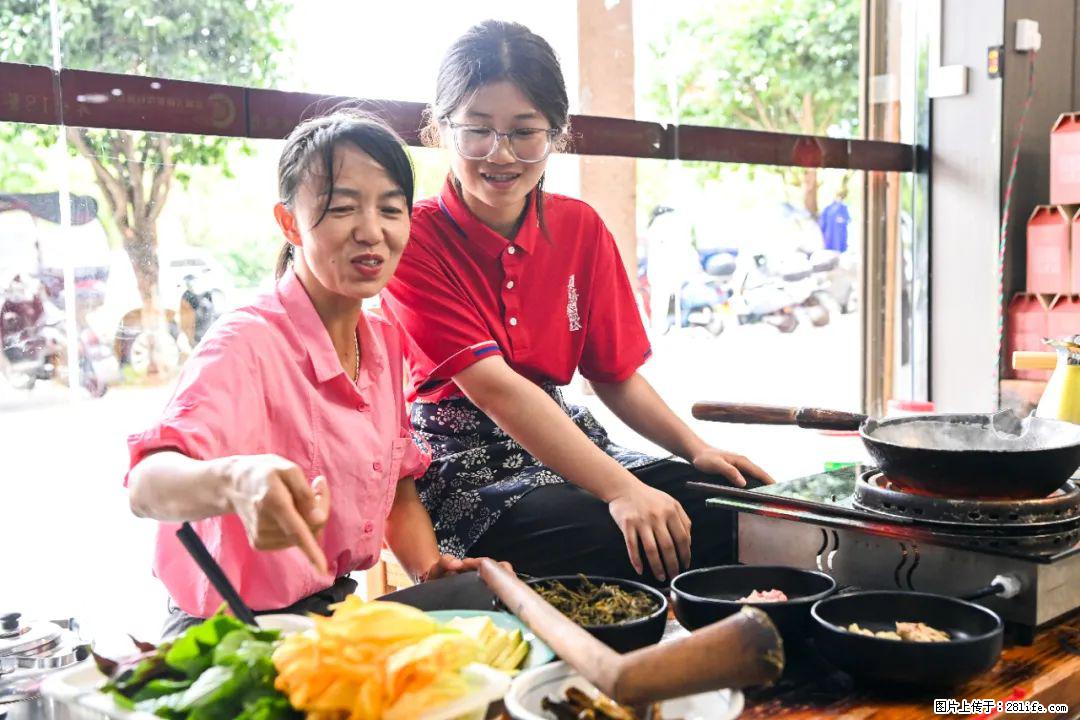 全网追的“扁担女孩”，找了一份暑假工，时薪12元 - 安顺生活资讯 - 安顺28生活网 anshun.28life.com