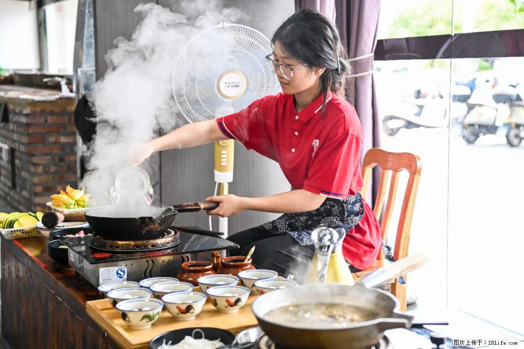 全网追的“扁担女孩”，找了一份暑假工，时薪12元 - 安顺生活资讯 - 安顺28生活网 anshun.28life.com